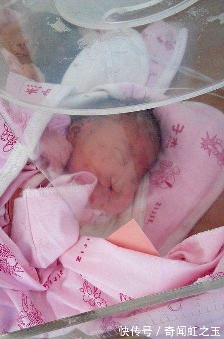 两口子|女子怀孕8个月,宝宝出生后,两口子抱头痛哭