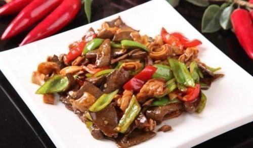 炒猪肝之前多加一步,猪肝又鲜又嫩,而且没有腥味,味道更好吃