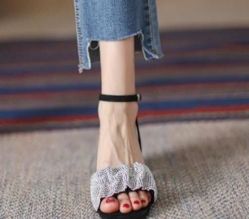 袜子 很多美女都喜欢穿高跟鞋,那么穿高跟鞋掉后跟怎么办