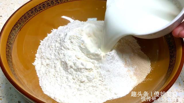 1碗面粉,1个鸡蛋,就能在家做油条,不用泡打粉,比买的好吃百倍