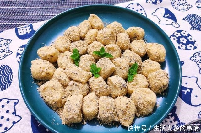 咬一口幸福感爆棚糯米糍,糯米粉蒸一蒸,裹上芝麻更好吃!