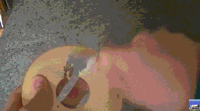 |搞笑GIF: 下次记得关门 要是突然有人进来那就尴尬了