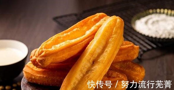 炸油条|炸油条时多放一点它,发酵速度快,油条金黄酥脆,个个空心蓬松!