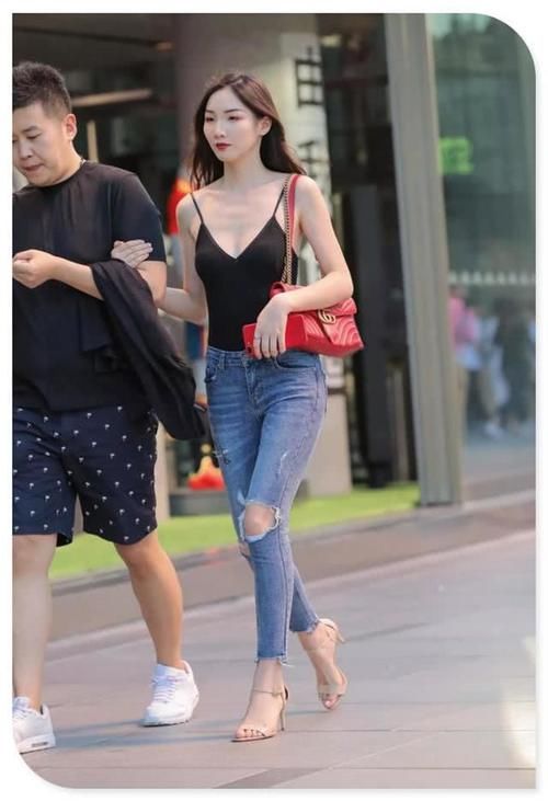 吊带|黑色吊带配紧身牛仔裤，热辣身材很是吸睛，太性感了！