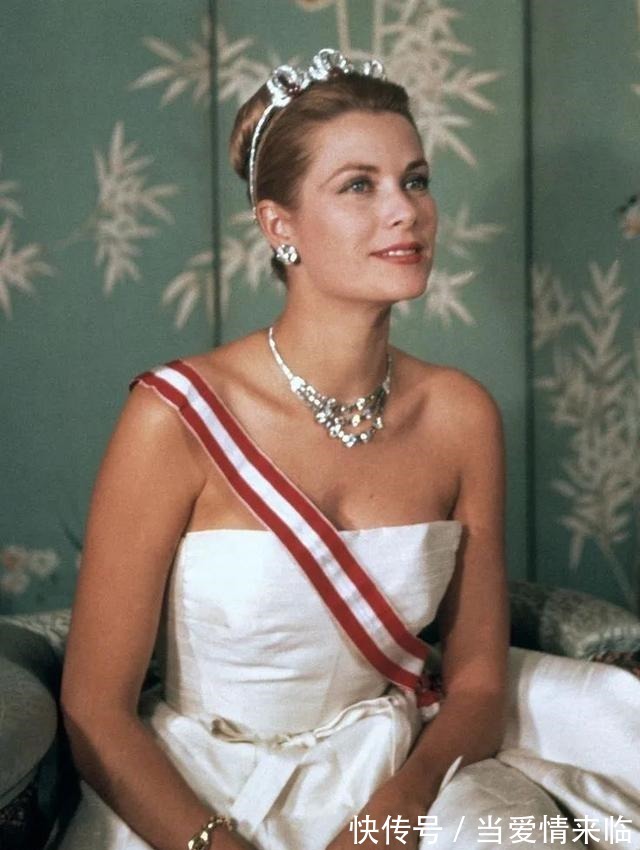 耳环 新年就是要红!王室红宝石珠宝看起来!