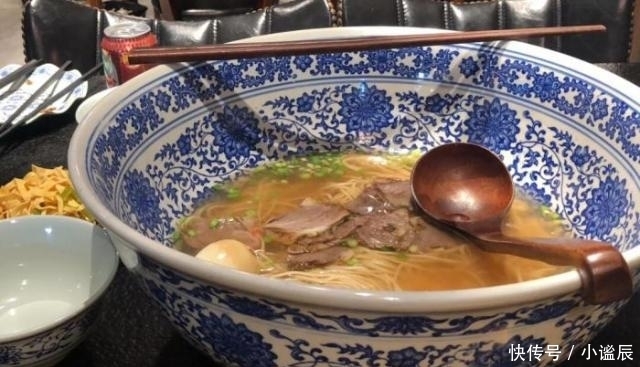 面馆|小伙在美国开面馆差点倒闭,突发奇想一狠招,每天顾客不断