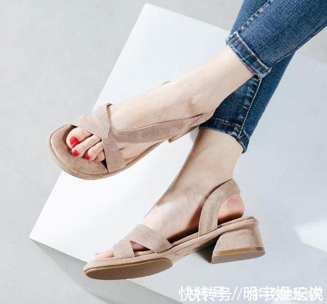 冰雪世界 一字带的凉鞋,露出脚趾,尽显高级品味