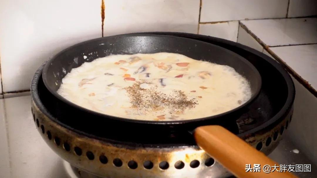 天冷了，煮个酥皮面包汤喝，喝完汤，吃浸满奶油汤汁的面包，满足