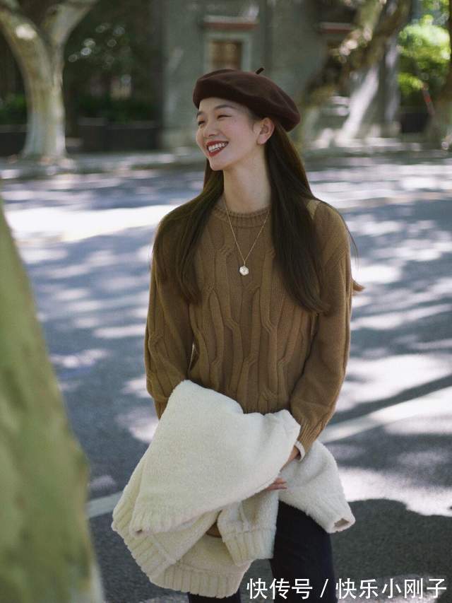 衬衫 秋冬怎么搭出层次感？马甲叠穿衬衫搭配五分短裤，简约又时尚