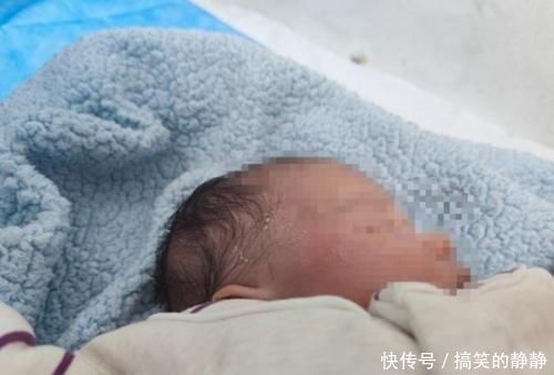 小孩|心痛!出生40天的婴儿在草坪上晒太阳,被玩耍的小孩踩中头部