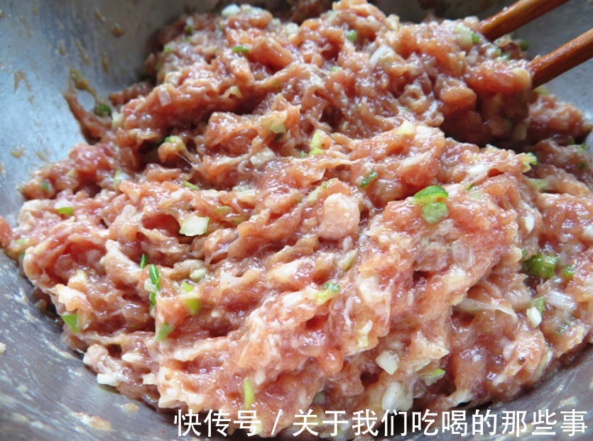 白菜做馅别用盐腌,饺子馆老板教你1招,不出水还鲜香,鲜嫩多汁