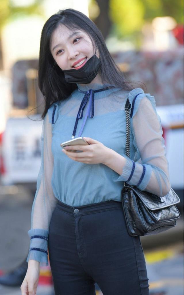 美女薄纱设计装扮增添了几分朦胧美,提升了整个造型的靓丽感