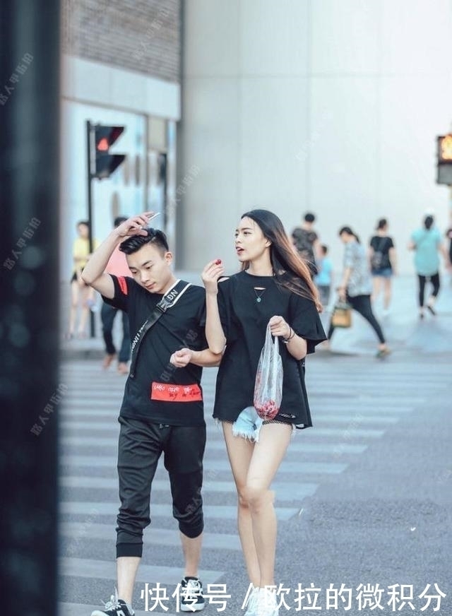 街拍:两位美女一白一黑,穿着打扮前卫亮眼,你更中意谁