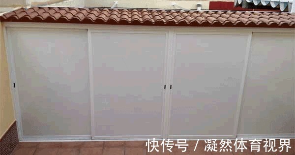 瓦片|既然露台不让封,不如沿墙打一整排柜子,当杂物间用,谁还拦着?
