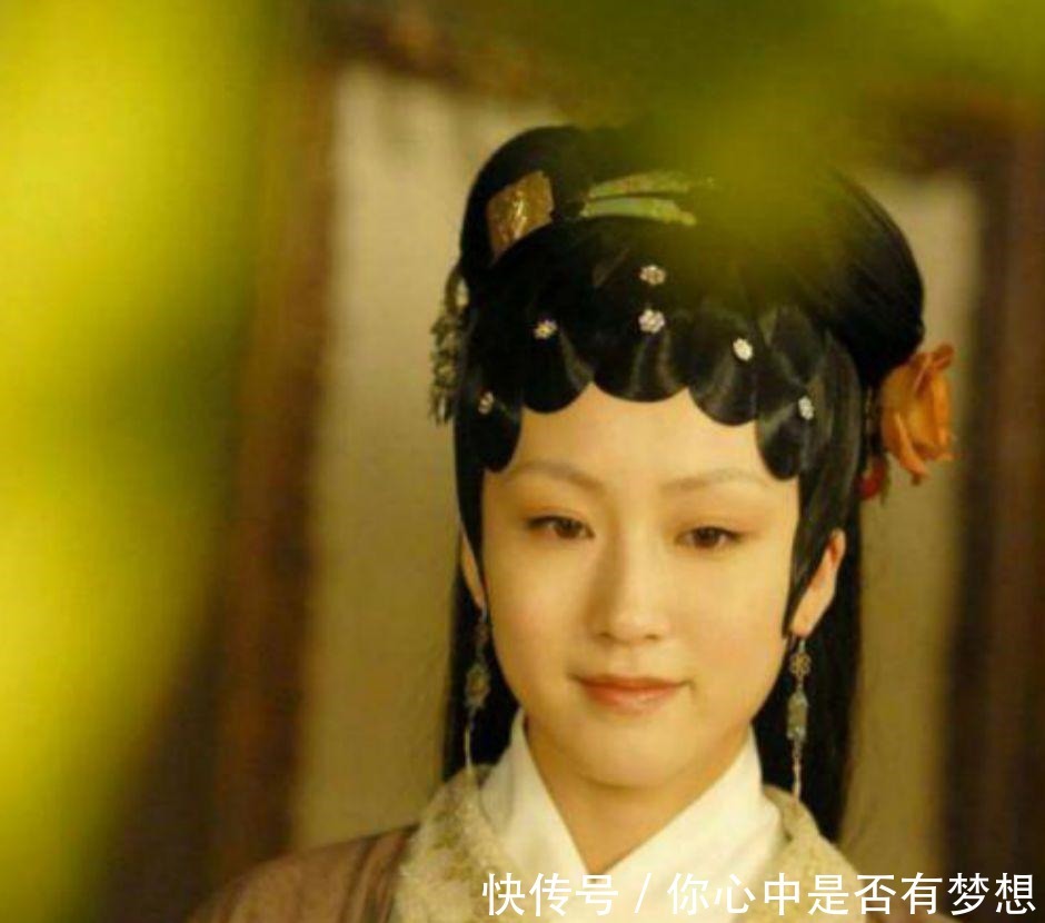 荣华富贵|贾府被抄家后，王熙凤血崩而亡，宝玉出家，只有她依旧享荣华富贵！