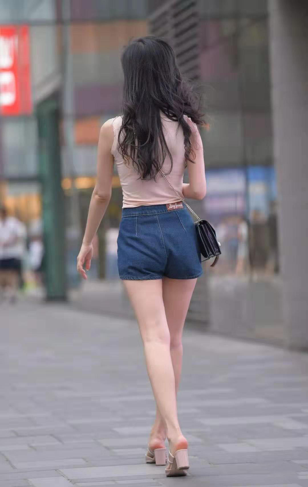 牛仔短裤 浅粉色无袖T恤搭配高腰牛仔短裤,初秋也要做个气质温柔的小女人