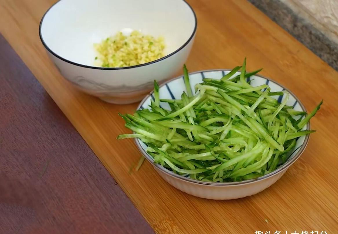 拉面|面条不需要手擀了,教你懒人做法,爽滑又筋道,比拉面还好吃
