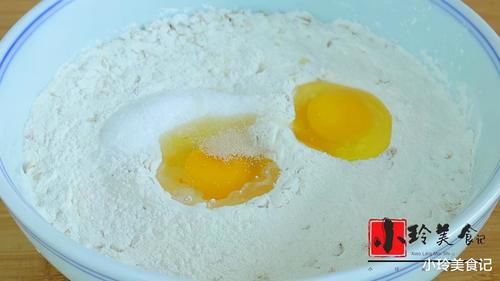 决定用燕麦片搭配一些食材做一款发糕，真的是太暄软了，松软香甜比面包还好吃，燕麦片你们都喜欢吃吗