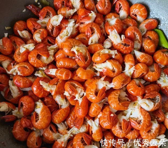 麻辣|芹菜洋葱炒龙虾尾，嘬一口龙虾尾，麻辣鲜香，好吃极啦！