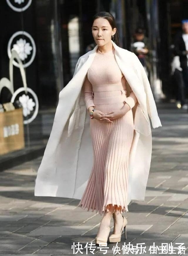 浅色|时尚穿搭,小姐姐大方秀出了香肩锁骨,显得格外的有女人味