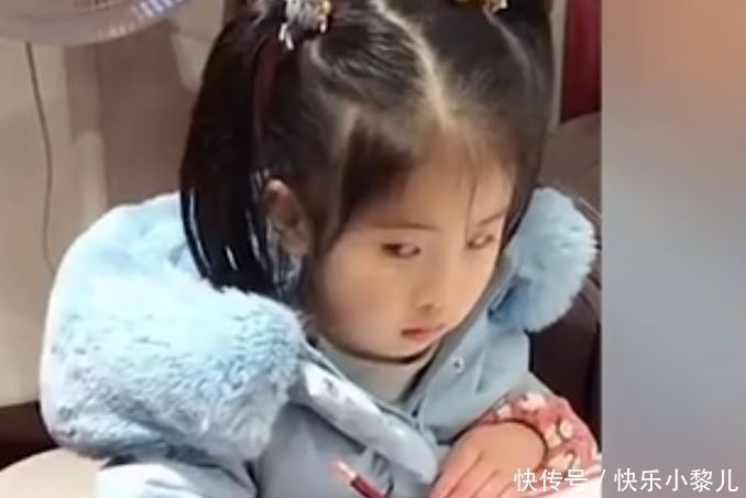 心肝宝贝|男娃上前“捣乱”，姐姐眼神吓退弟弟，网友：再也不是心肝宝贝了