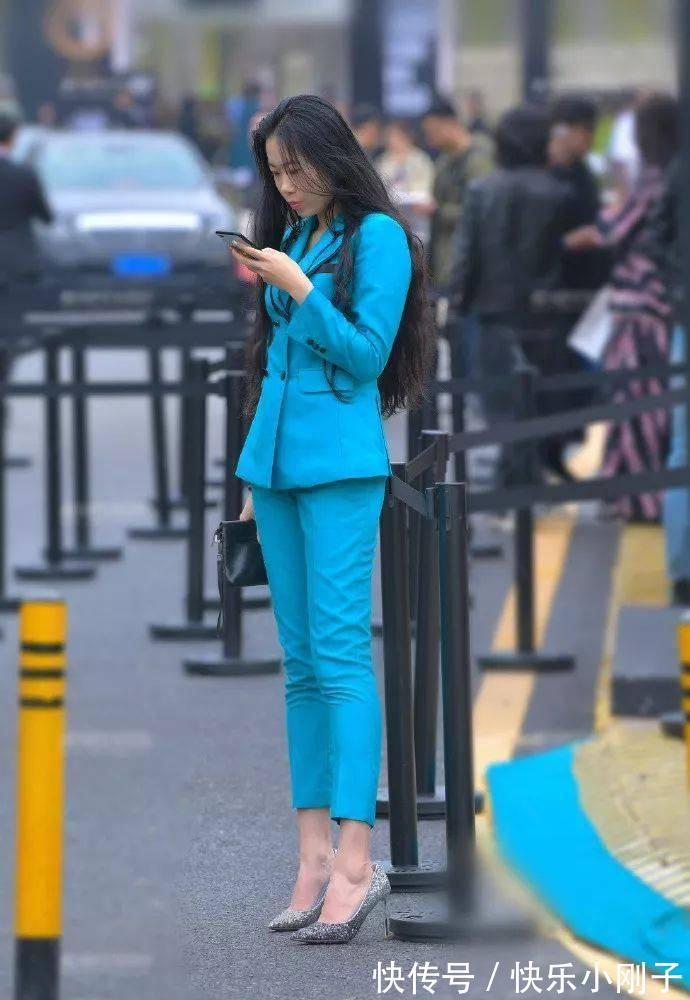 高跟凉鞋 小姐姐一双一字带的高跟凉鞋穿搭在脚上,显得气质又靓丽