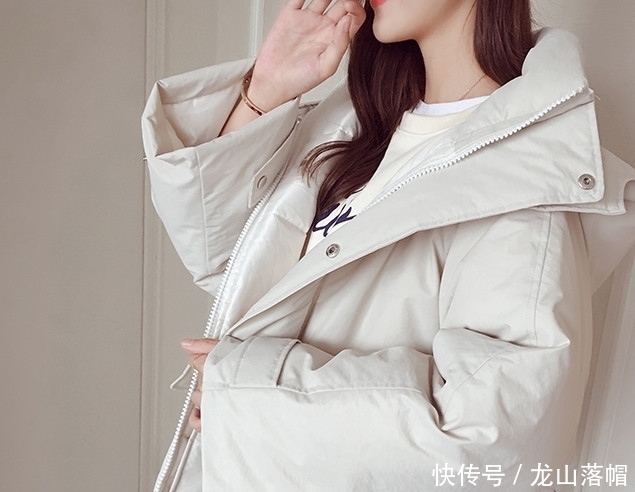 建议大家:羽绒服尽量选长款!再搭配一双踝靴,不打扮都美嫩
