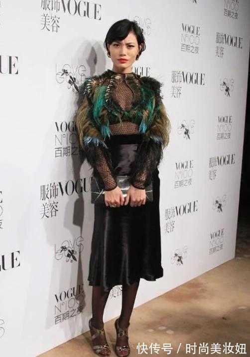 穿搭|葛荟婕真有“国际范”,穿镂空羽毛衣配皮裙好高级,大红唇太抢镜