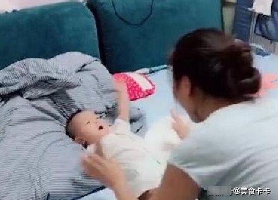 道海|妈妈冲着宝宝“排山倒海”,宝宝的反应太萌了