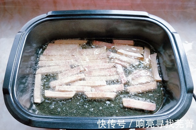 在家做翻砂芋头,甜而不腻,比买的零食强多了!