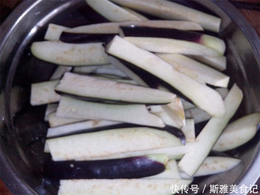  老爹|老爹教我炒茄子技巧不加水只加它，茄子红润鲜亮，绵软入味