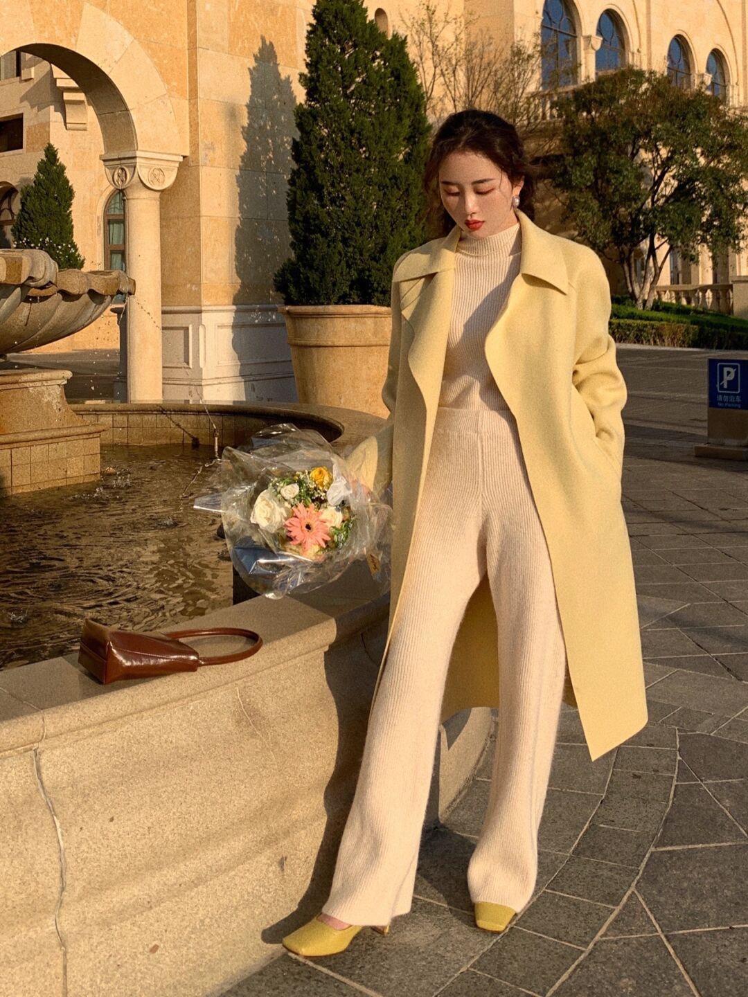 知性 秋冬大衣别乱选，奶黄色大衣更温柔，搭配白色阔腿裤知性又优雅！