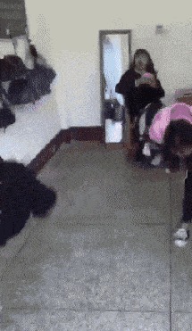 |搞笑GIF趣图：家里的手纸用光了，面巾纸还有库存，就临时拿一包放在卫生间