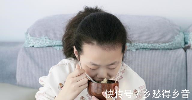 很多人扔掉的这菜叶子，其实是个宝，晒干存起来，能吃一冬天！