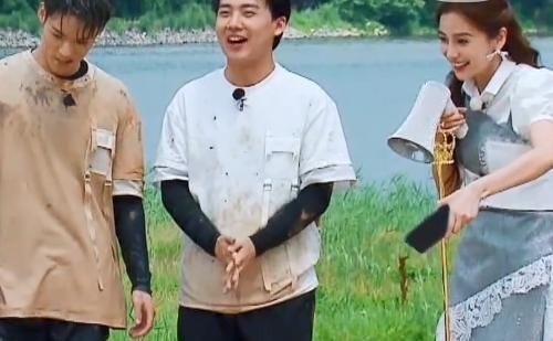 嘉宾|跑男为让baby获胜太明显,大白天安排嘉宾室外冲水,还会故意贴上名牌