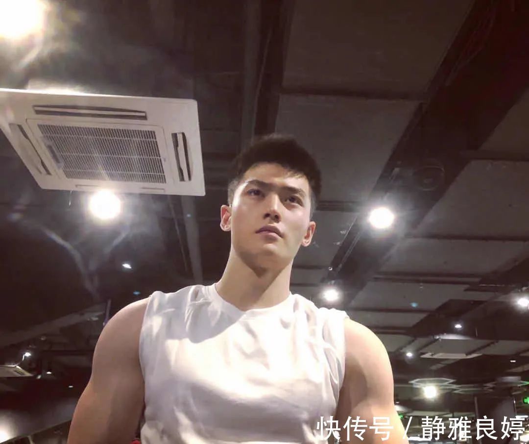 腹肌|帅气寸头小奶狗,身材挺拔高鼻梁惹人爱,疯狂赶超彭于晏