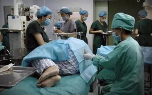 检查|50岁孕妈怀了三胞胎，孩子出生懵了之后就痛哭，让医生也尴尬不已