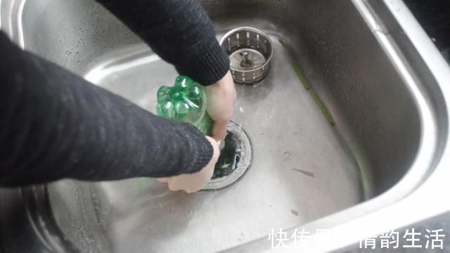 下水道|洗碗池里放一个塑料瓶,作用真厉害,我也是刚知道,尽快告诉家人