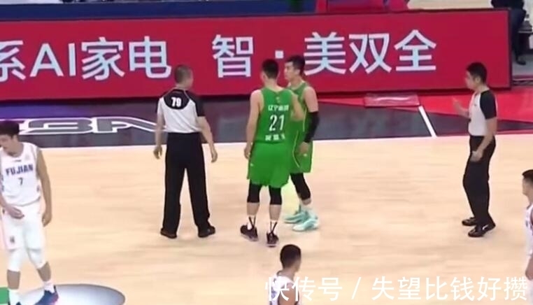 驱逐|郭艾伦被驱逐喊话往死里打?杨鸣辟谣:不是我说的,我没那么霸气
