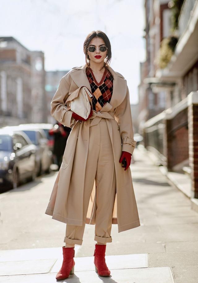 一脚蹬 今秋少穿高跟鞋!现最流行“一脚蹬”配风衣,比高跟鞋有气场