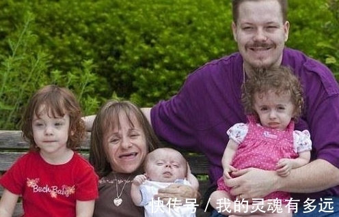 斯泰茜|全球身材最矮小的母亲仅70厘米,不听医生警告拿命生下三个孩子