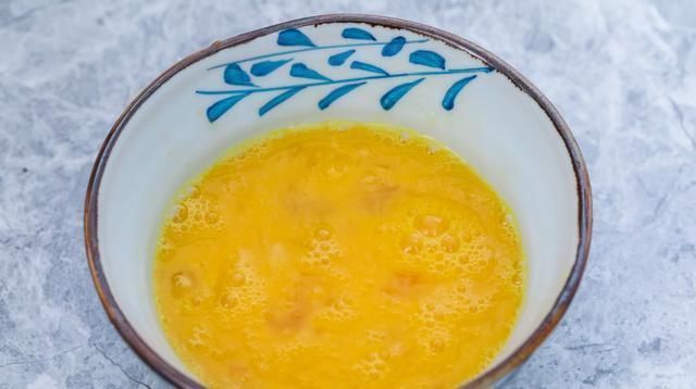 炒鸡蛋时,不能直接下锅,多加一步,鸡蛋滑嫩无腥味,越吃越香