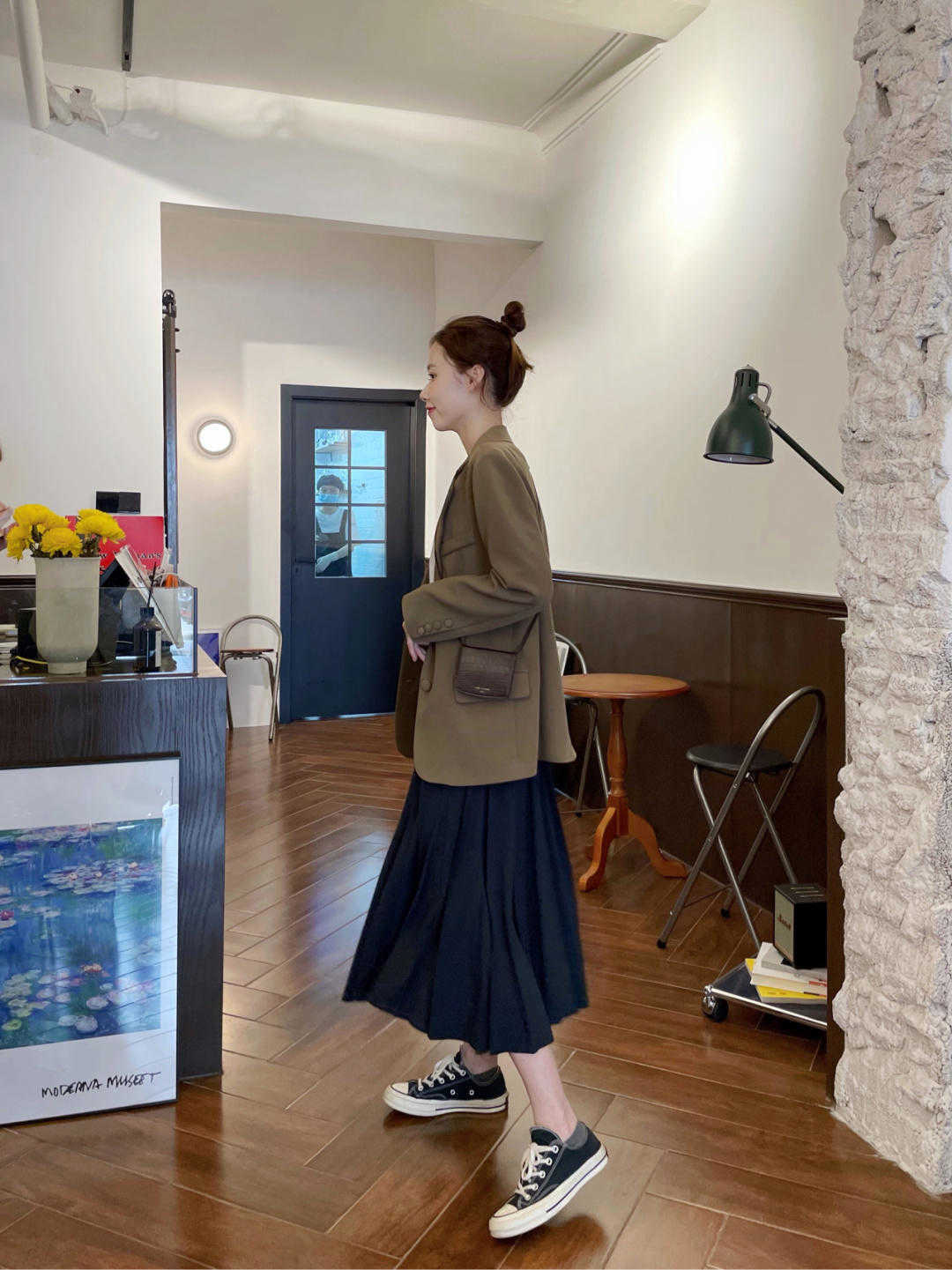 搭配|别再用西装配九分裤了!今年流行搭配小裙子,干练利落又不失温柔