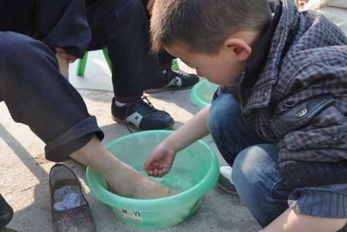 孝子|孩子小时候的“五大行为”长大后可能是个不孝子,看看你家的孩子