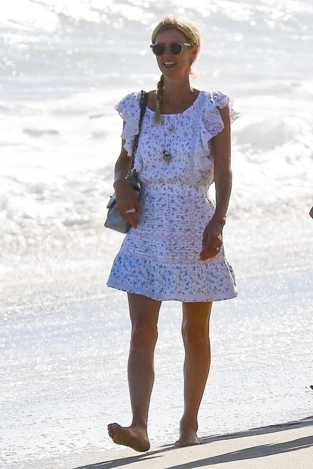 碎花裙|看腿就知道妮基·希尔顿的身材有多好，白裙穿出成熟优雅的韵味