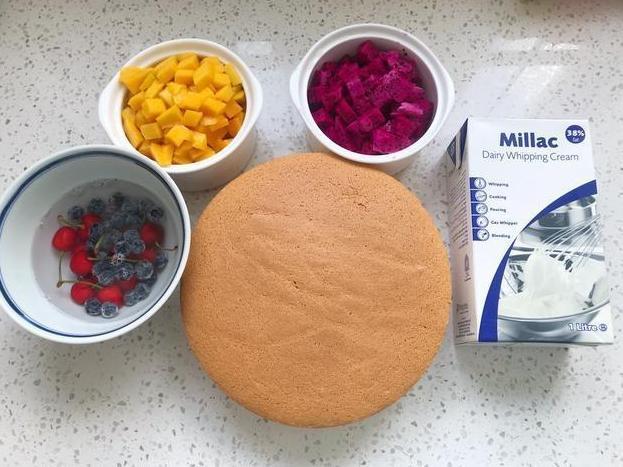 生日蛋糕自己做,想吃什么加什么,过一个不一样的生日