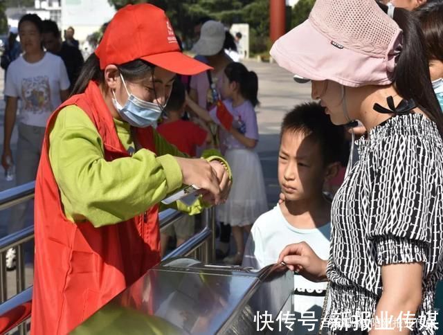 向鸡公山景区一线员工致敬|国庆特辑(三)最可爱的人 最迷人的笑| 一群人