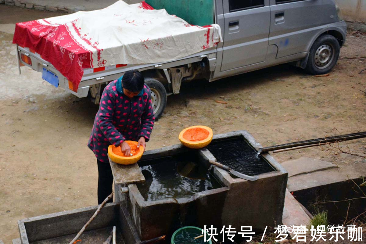 山村68岁大爷行动不便,老伴在家做美食,全给儿媳妇吃