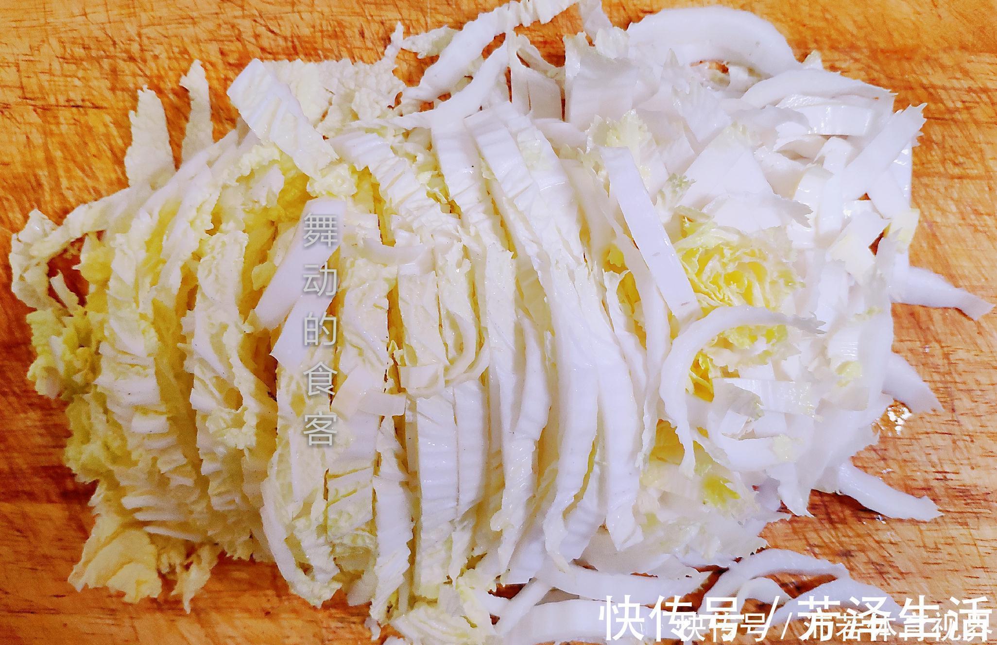 一家3口,4个鸡蛋,一棵白菜,媳妇儿子上桌就抢,还直呼饭煮少了