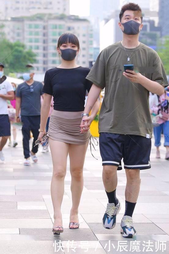 清新的美女,身穿黑色的T恤搭配修身包裙,展现出优雅有活力的美